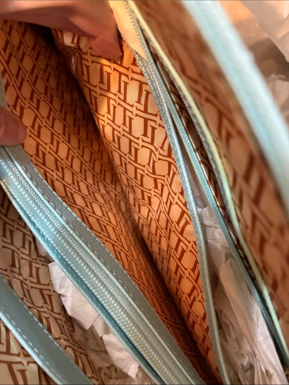Tignanello🥳HP🥳Powder Blue Leather Purse - Picture 13 of 16